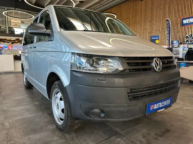 Volkswagen Caravelle view 3