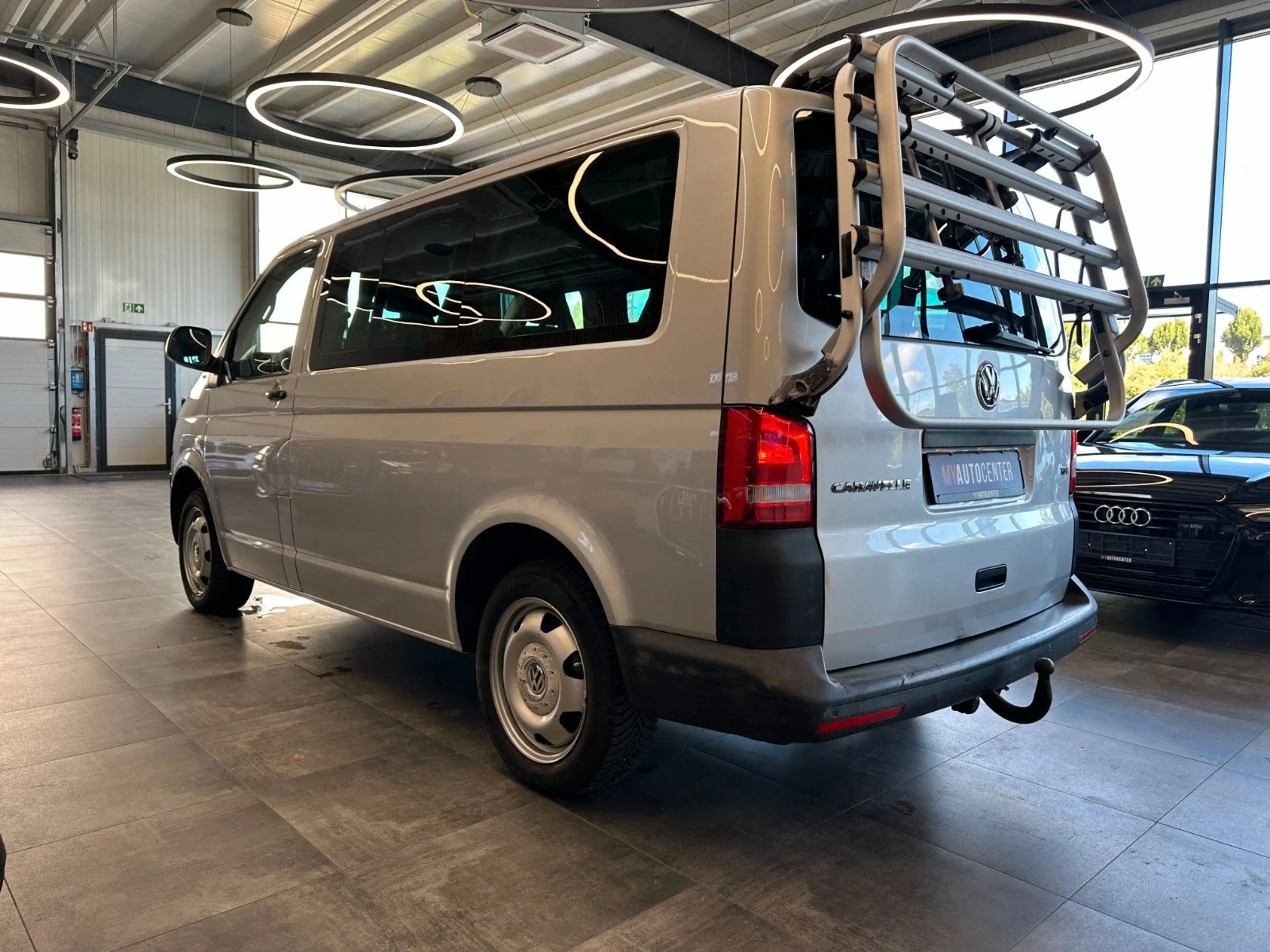 Volkswagen T5 Caravelle T5 *CAMPER*KÜCHE*BETT(aufklappbar)*ESSTISCH*AHK* — photo 6
