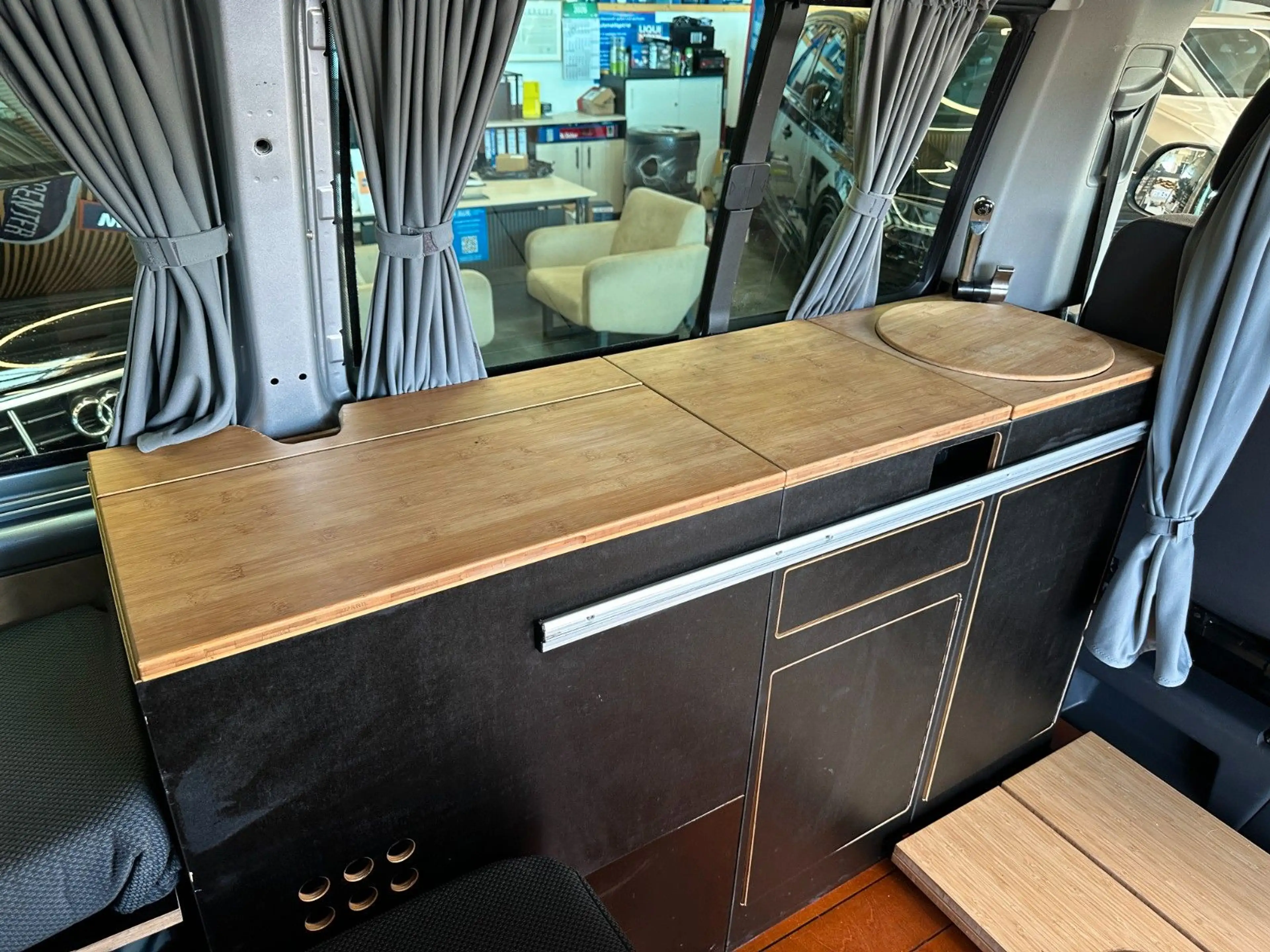 Volkswagen T5 Caravelle T5 *CAMPER*KÜCHE*BETT(aufklappbar)*ESSTISCH*AHK* — photo 8