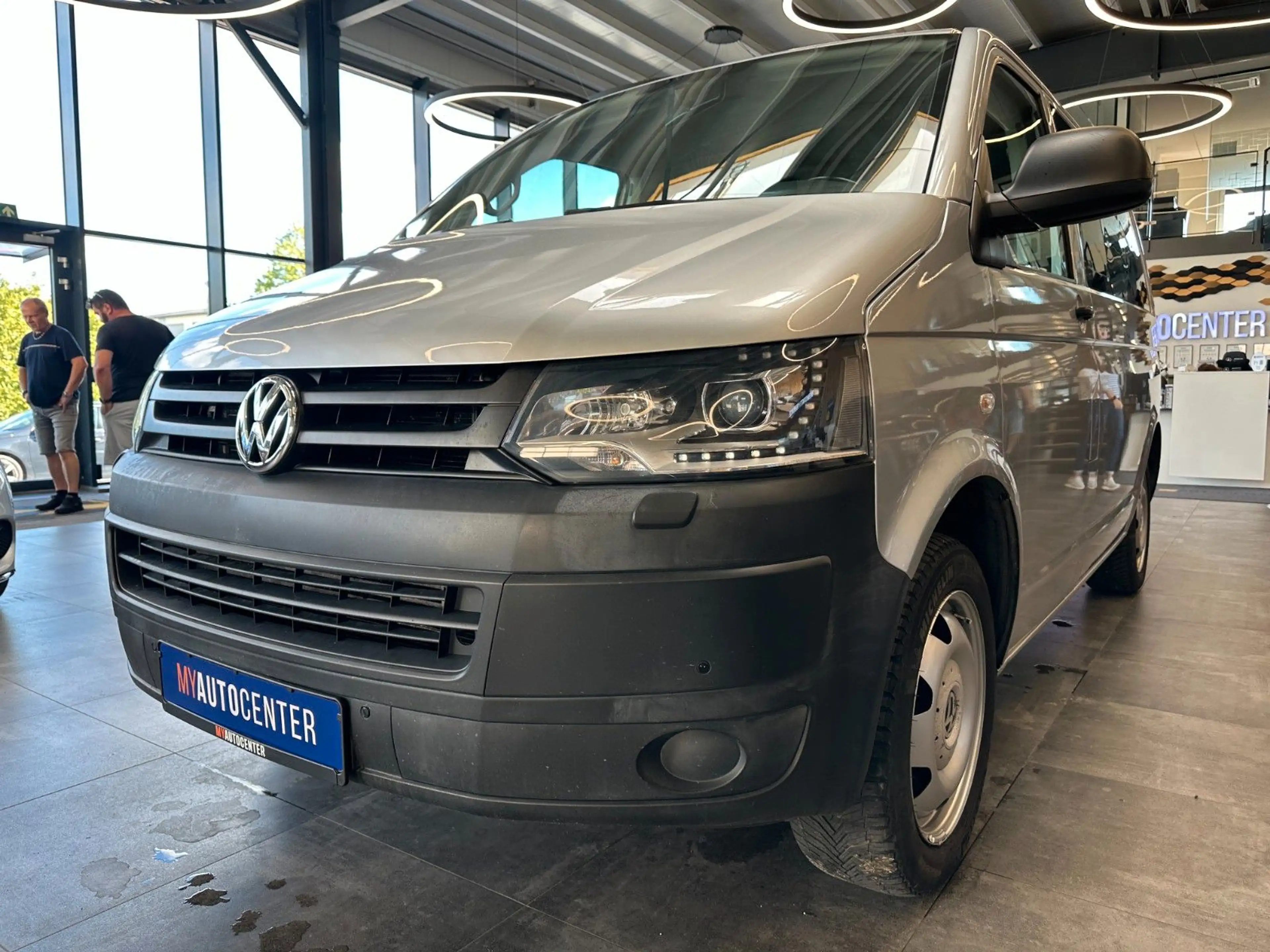 Volkswagen T5 Caravelle T5 *CAMPER*KÜCHE*BETT(aufklappbar)*ESSTISCH*AHK* — photo 4