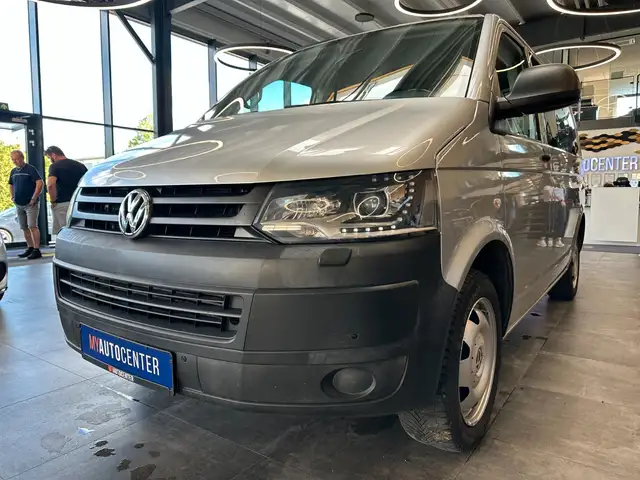 Volkswagen Caravelle view 4