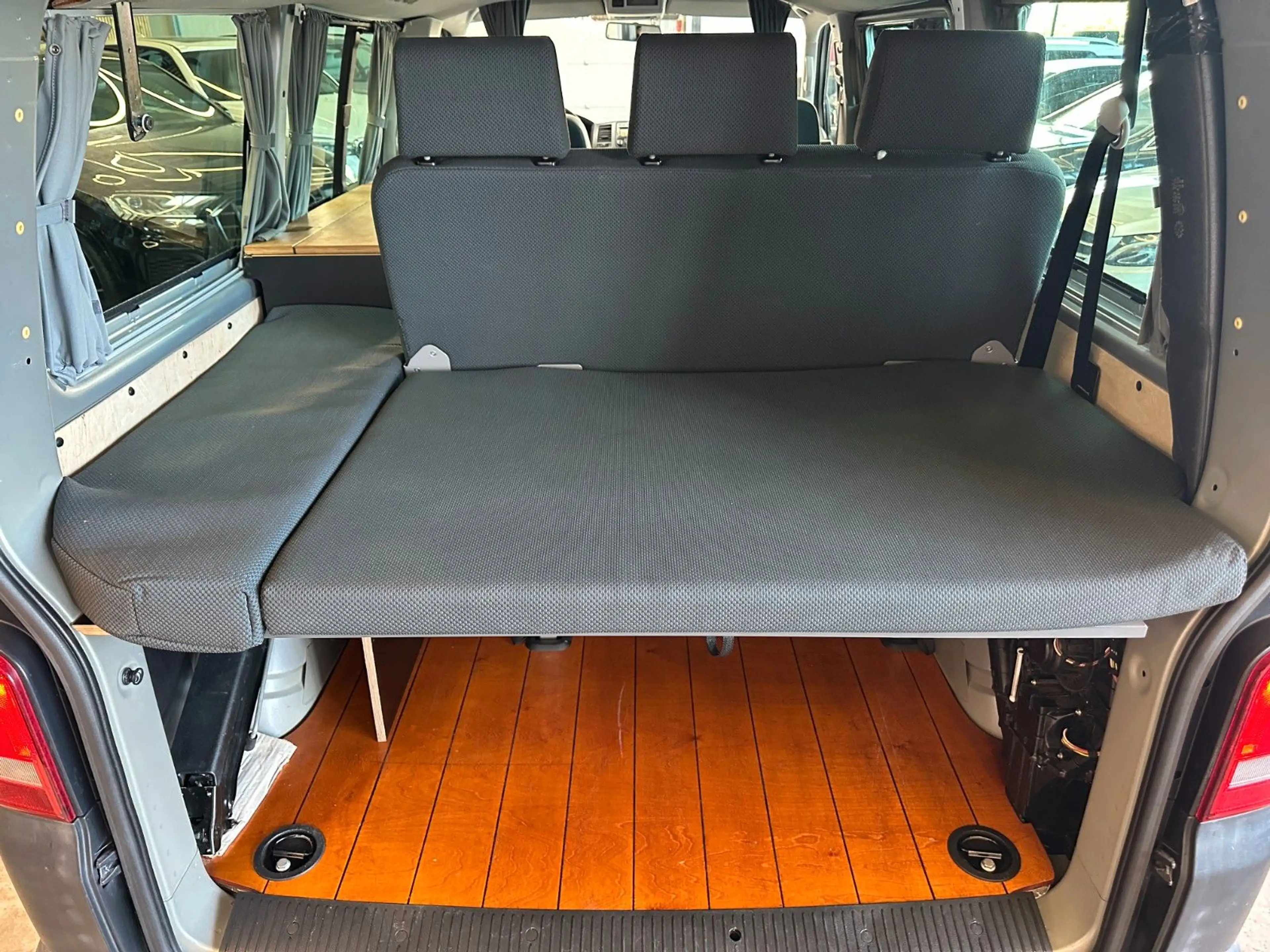 Volkswagen T5 Caravelle T5 *CAMPER*KÜCHE*BETT(aufklappbar)*ESSTISCH*AHK* — photo 7