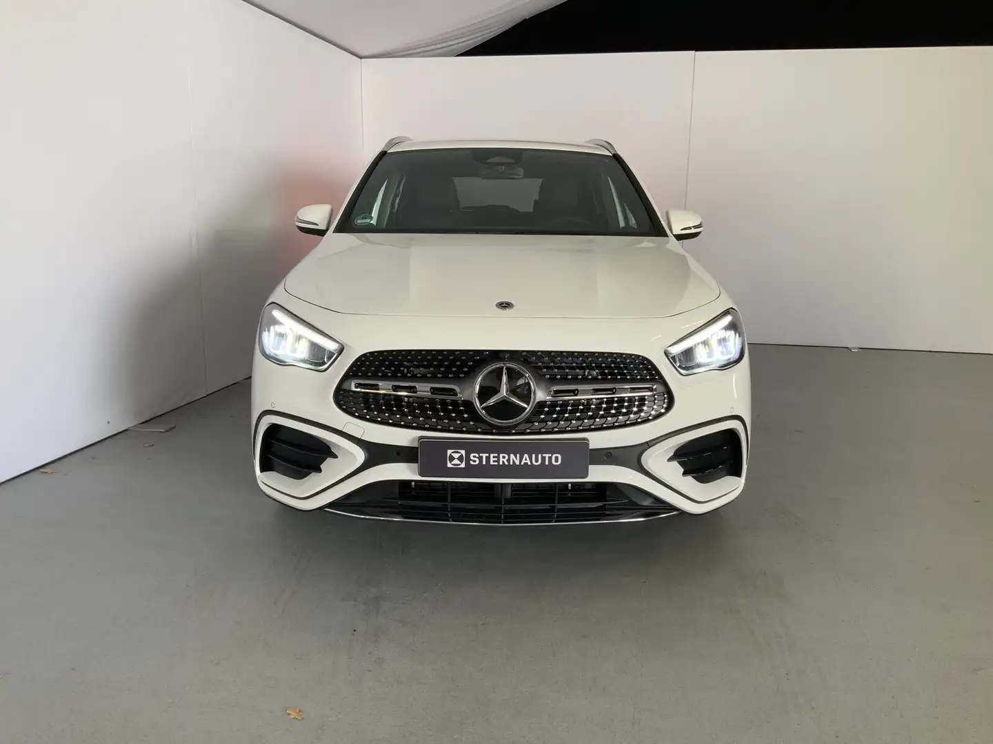 Mercedes-Benz GLA 200 GLA 200 AMG AHK Sound Lenkradheizung Ambiente  LED Weiß - 2