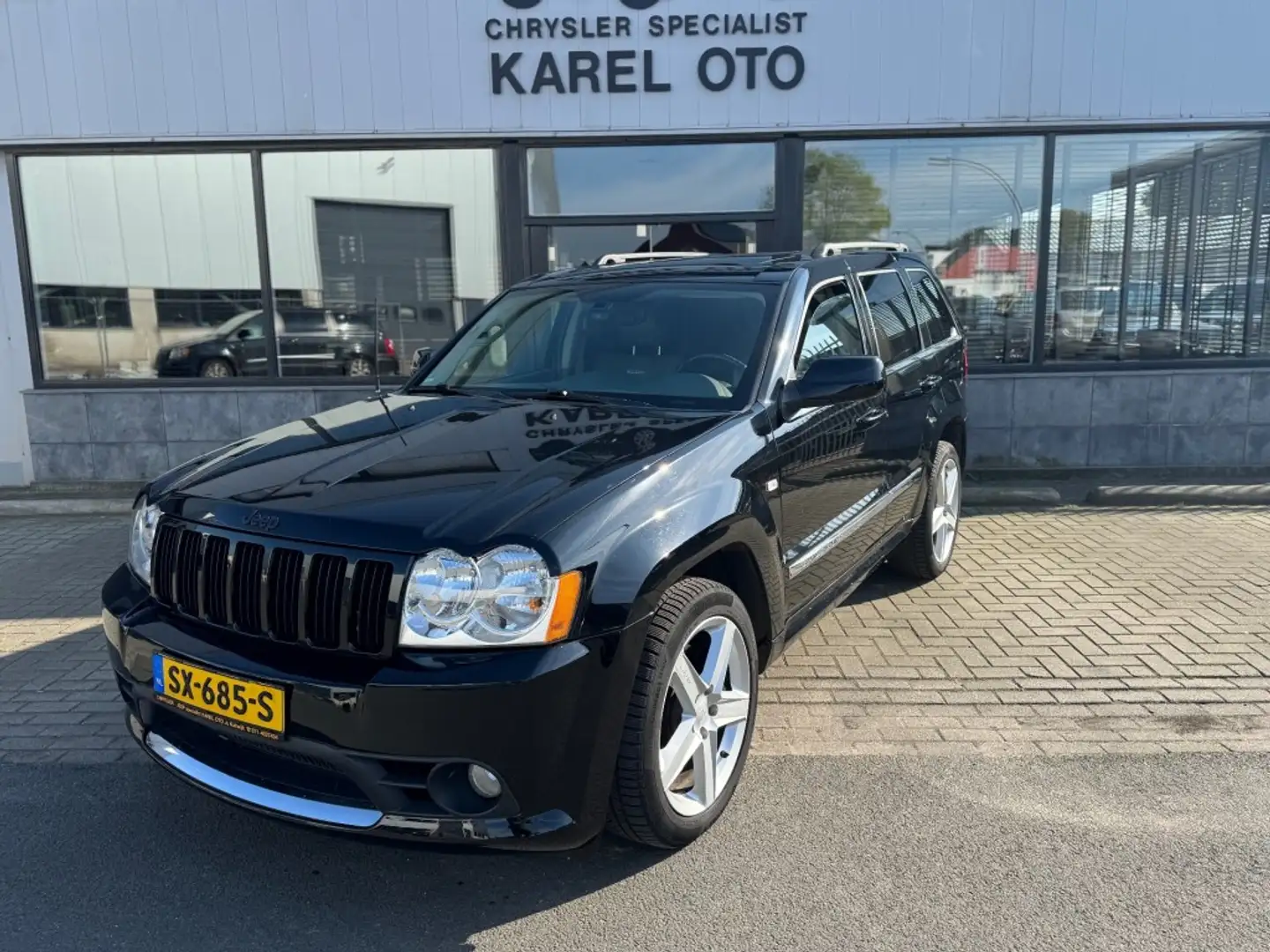 Jeep Grand Cherokee 6.1 HEMI SRT crna - 1
