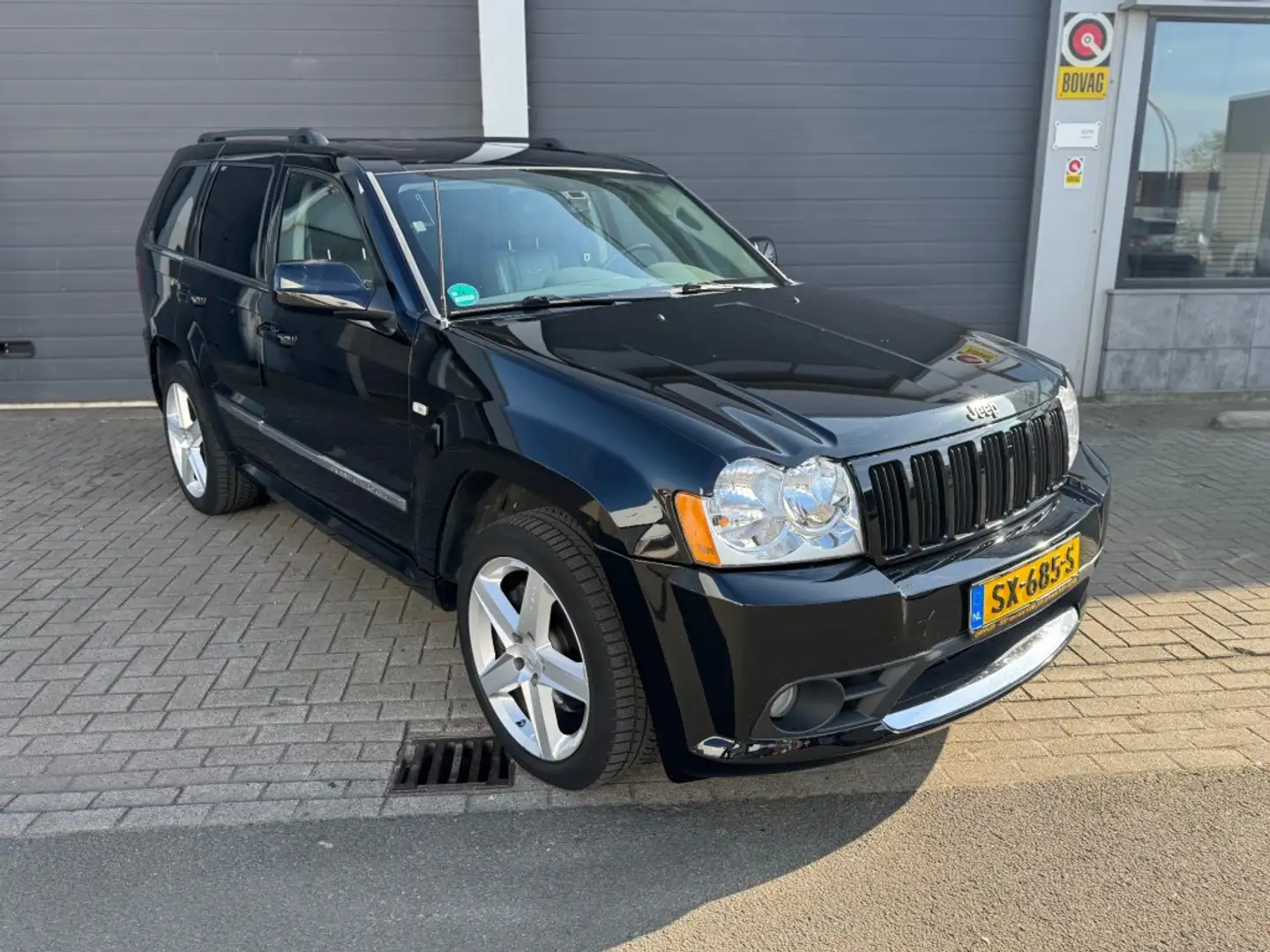 Jeep Grand Cherokee 6.1 HEMI SRT crna - 2