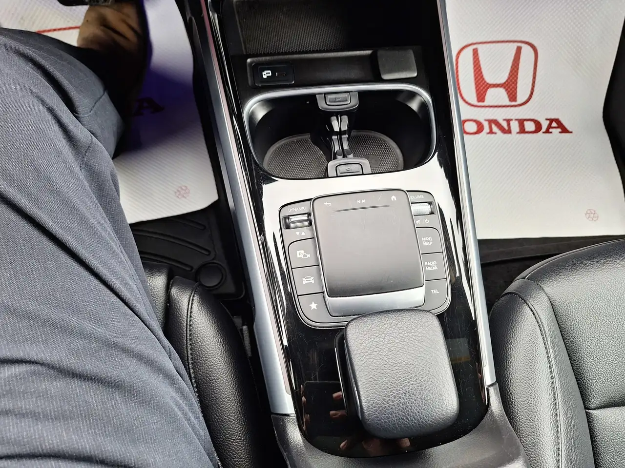 Mercedes-Benz GLB снимка Mercedes-Benz GLB