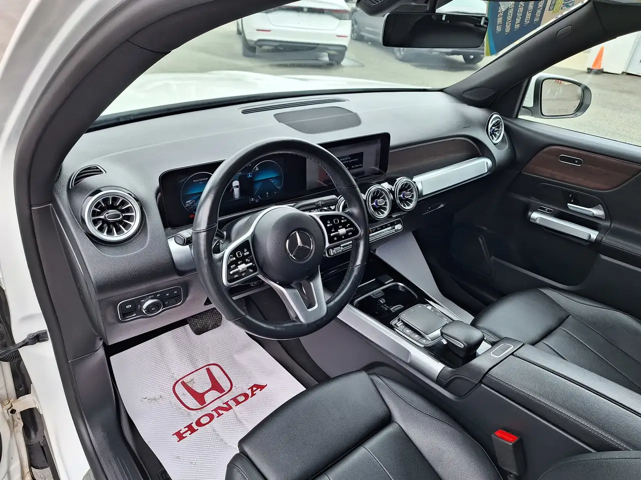 Mercedes-Benz GLB снимка Mercedes-Benz GLB