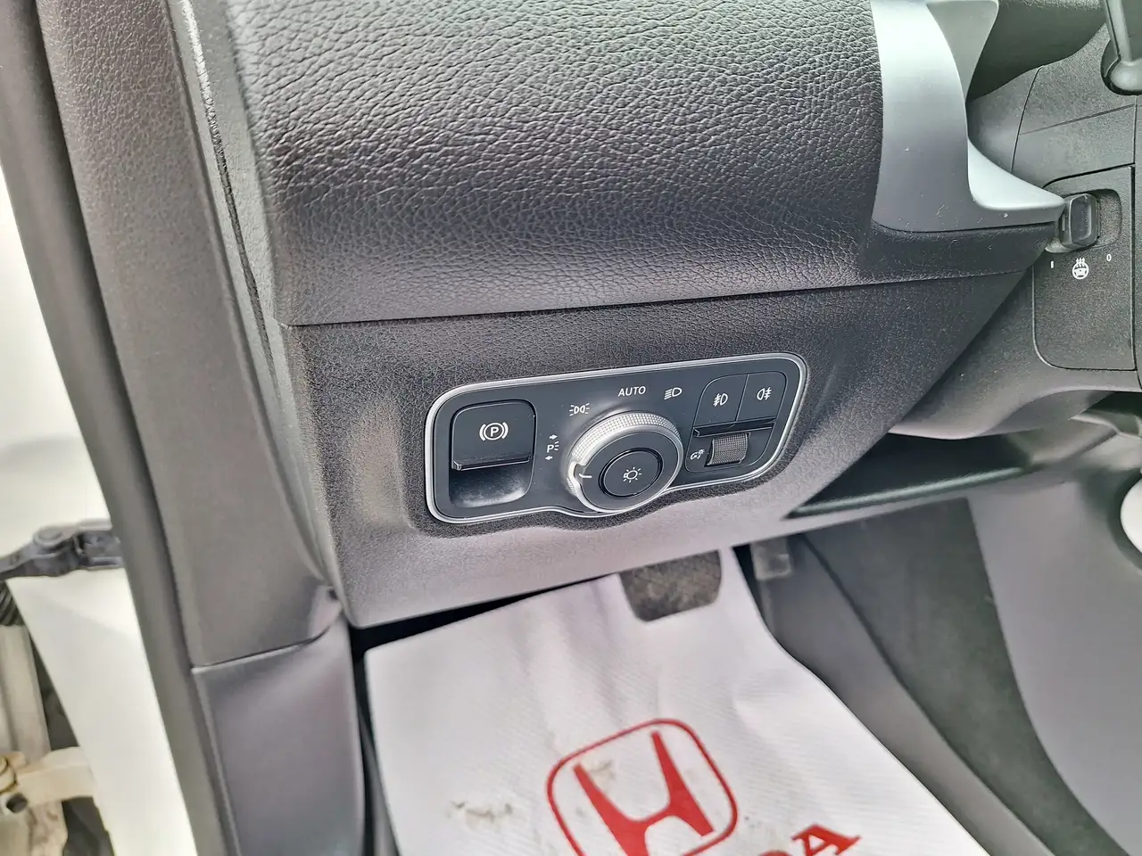 Mercedes-Benz GLB снимка Mercedes-Benz GLB