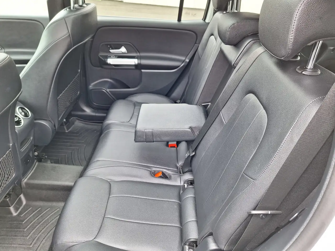 Mercedes-Benz GLB снимка Mercedes-Benz GLB