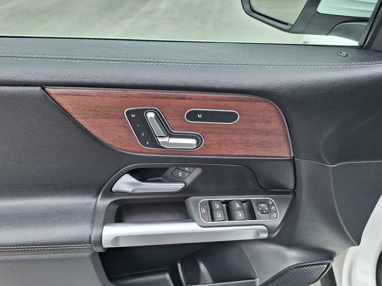 Mercedes-Benz GLB снимка Mercedes-Benz GLB