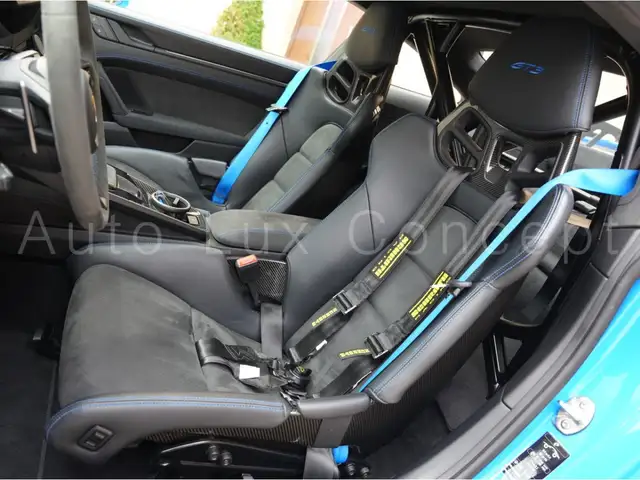 Porsche 911 view 7