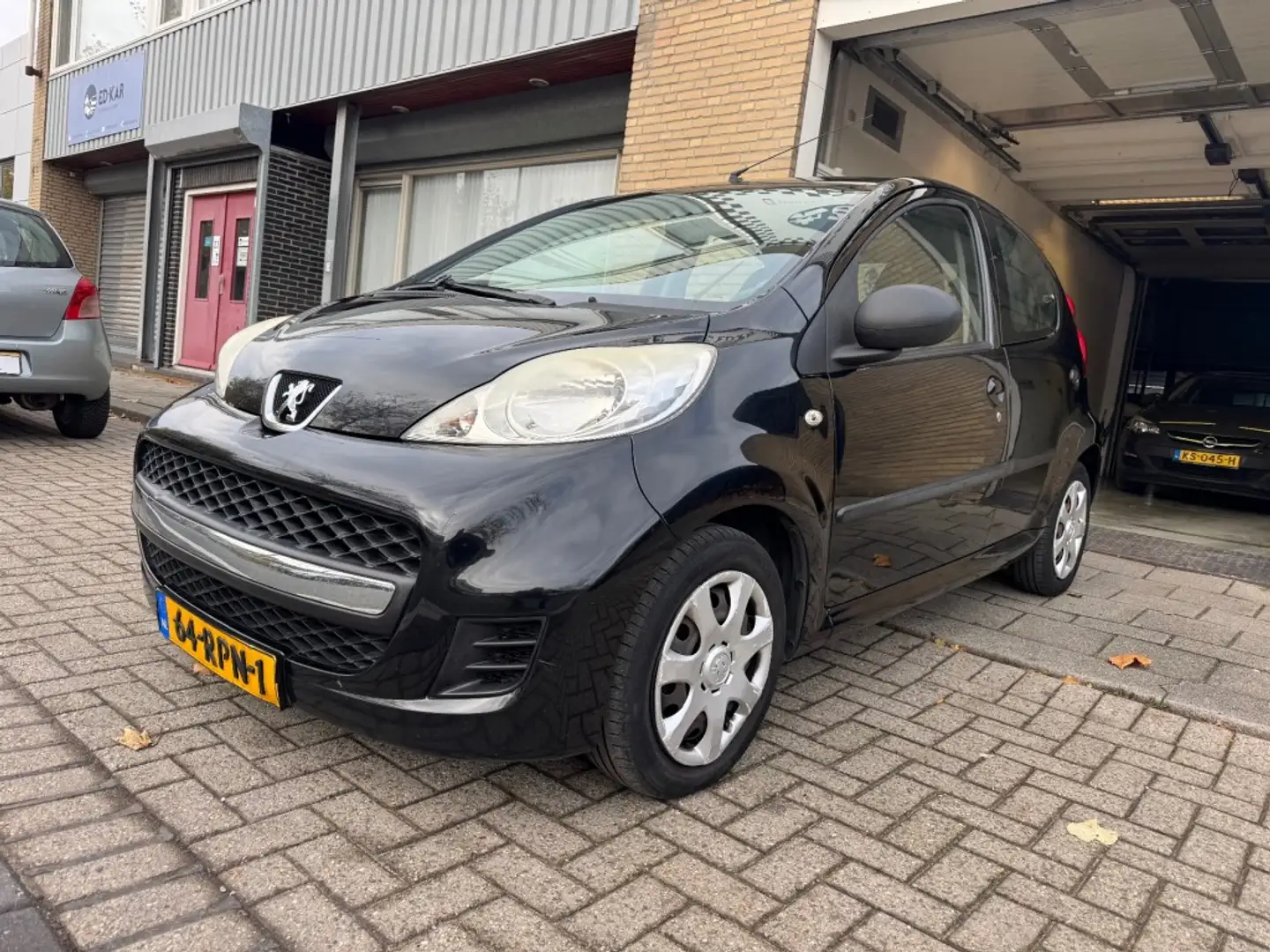 Peugeot 107 1.0-12V XS 5DRS AIRCO NAP APK NETTE AUTO Zwart - 1