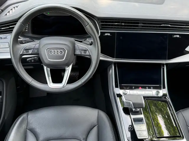 Audi Q8 view 8
