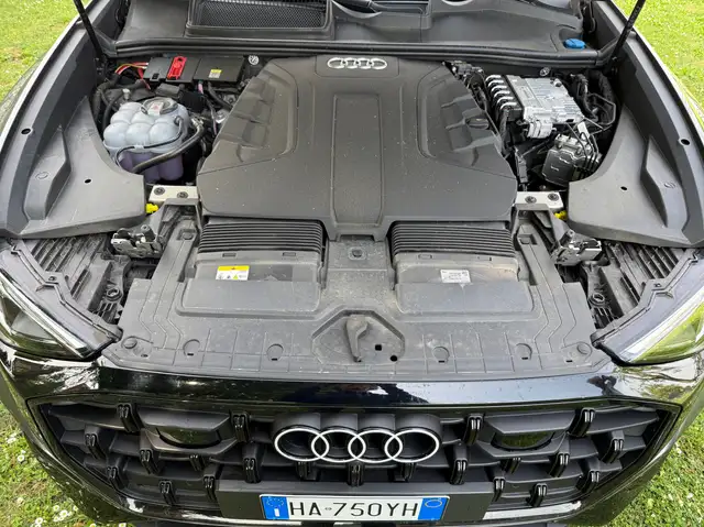 Audi Q8 view 12