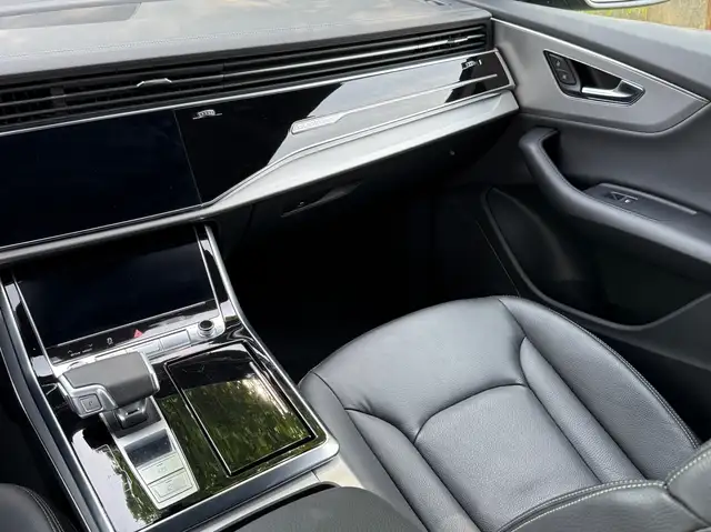 Audi Q8 view 9