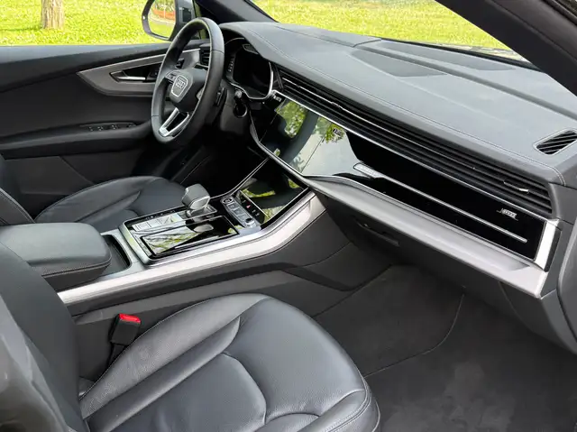Audi Q8 view 7