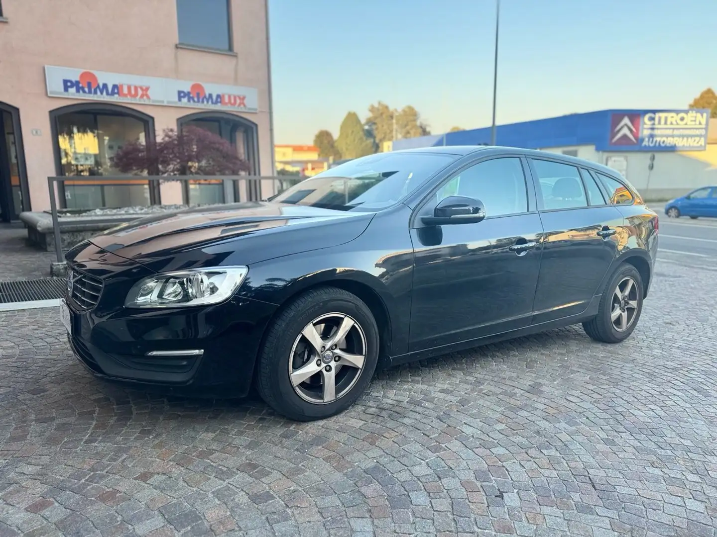 Volvo V60 1.6 D2 Kinetic Nero - 1