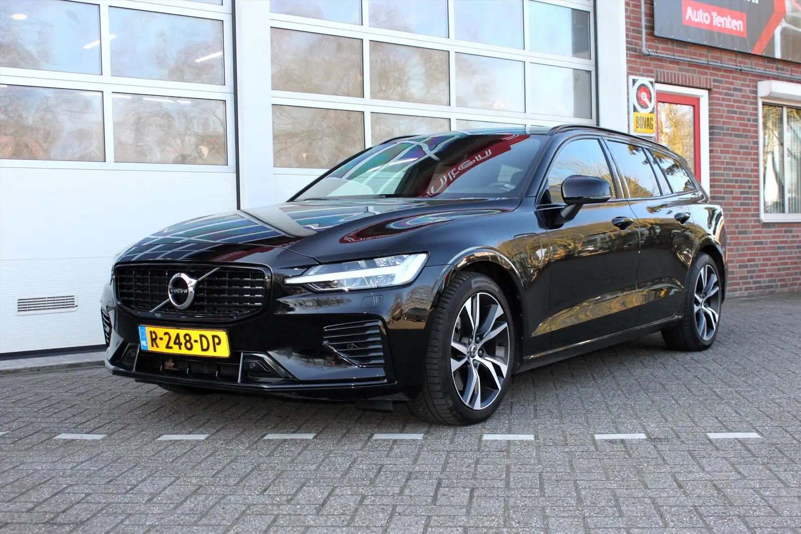 Volvo V60 T6 Twin Engine 340pk AWD Geartronic R-Design / Pan Zwart - 2