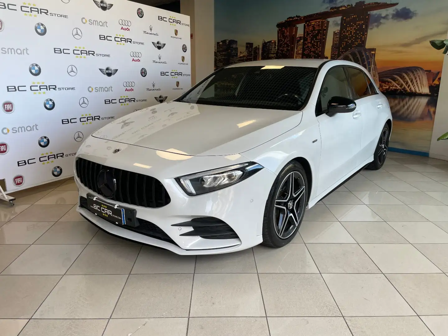 Mercedes-Benz A 180 d Aut. Premium AMG Night Edition Blanc - 1