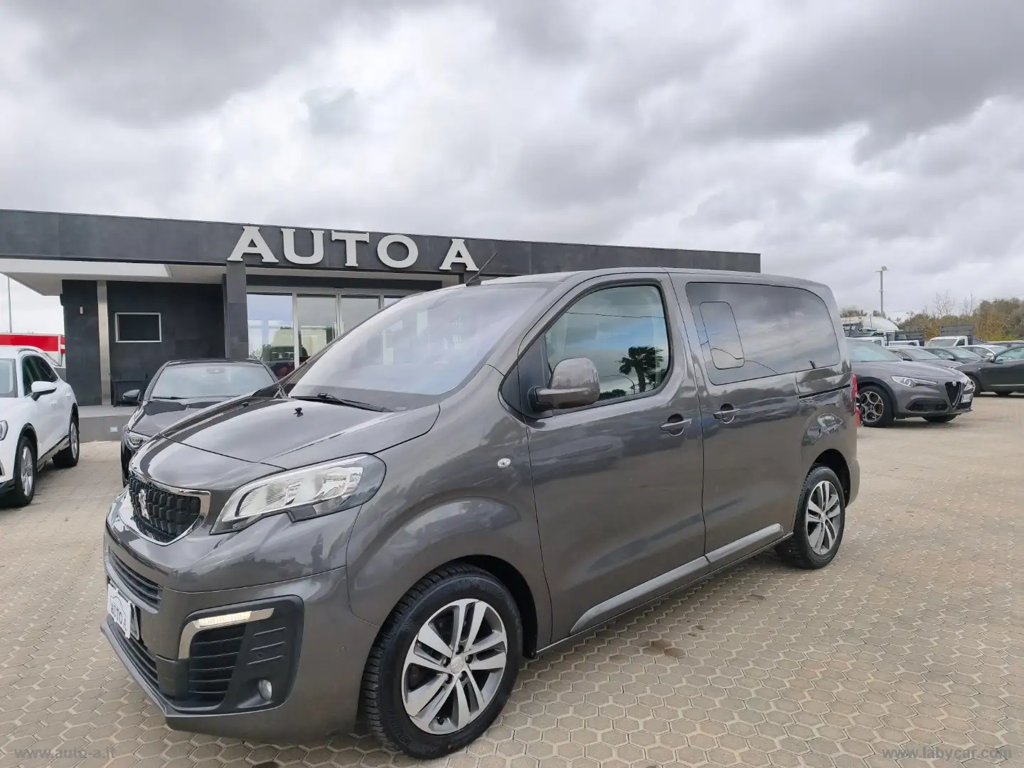 Peugeot Traveller BlueHDi 115 S&S Compact Allure Gris - 1