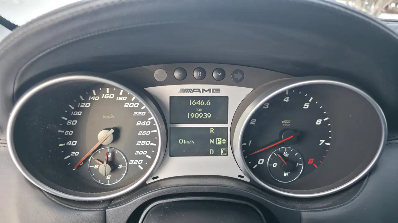 Mercedes-Benz M-Class снимка Mercedes-Benz M-Class