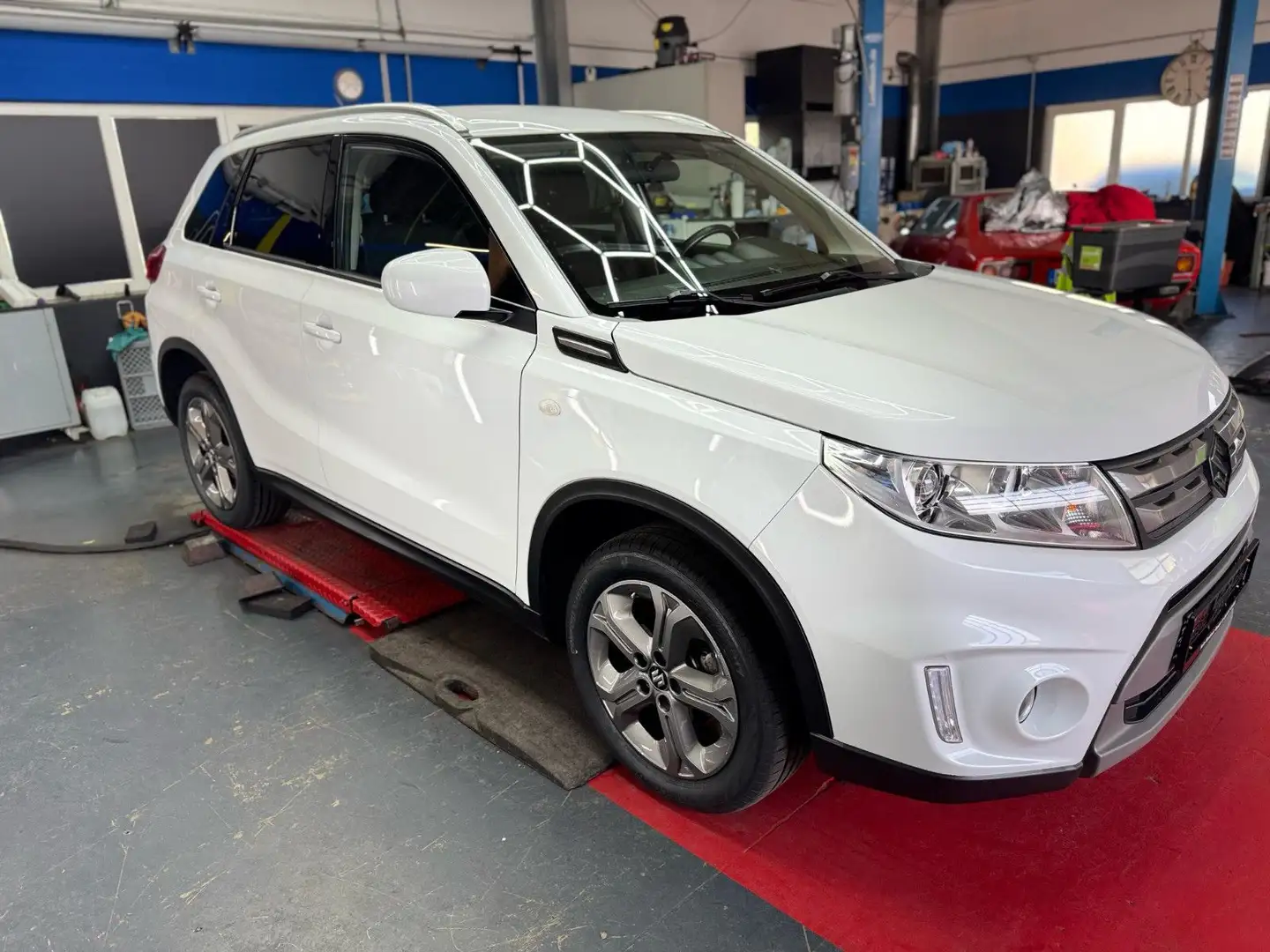 Suzuki Vitara 1.6 DDiS Comfort 4x4 Klimaauto/AHK/Navi Weiß - 1