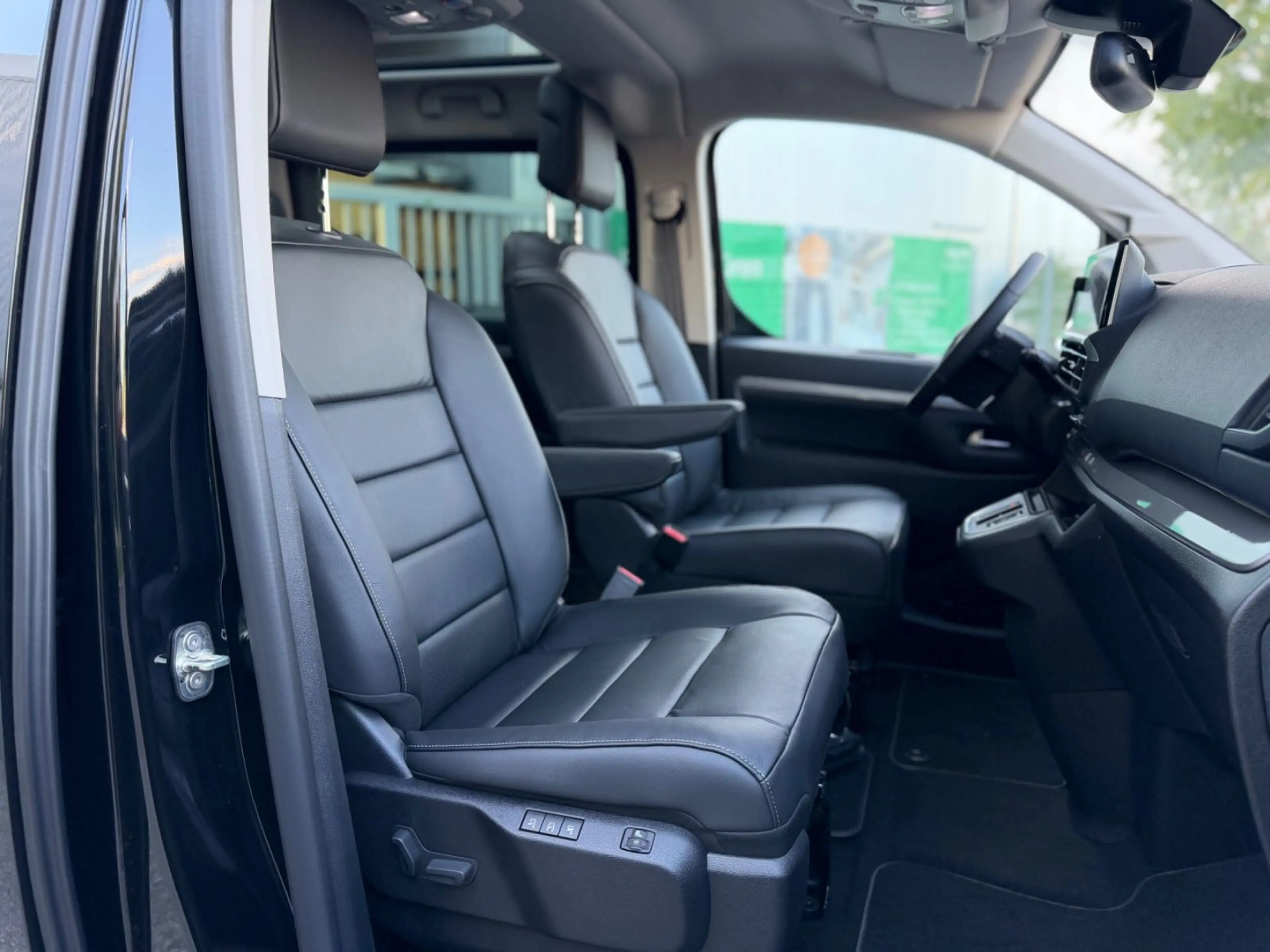 Peugeot Traveller L2 Allure 180 EAT8 Panorama Leder AHK — photo 15