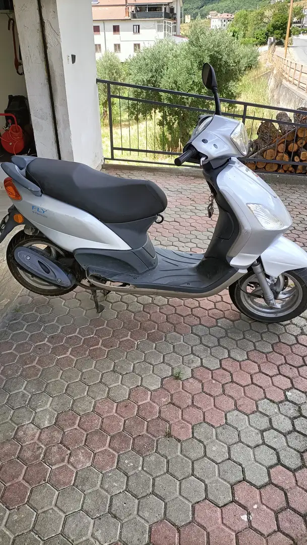 Piaggio Fly 50 4 Tempi Gris - 2