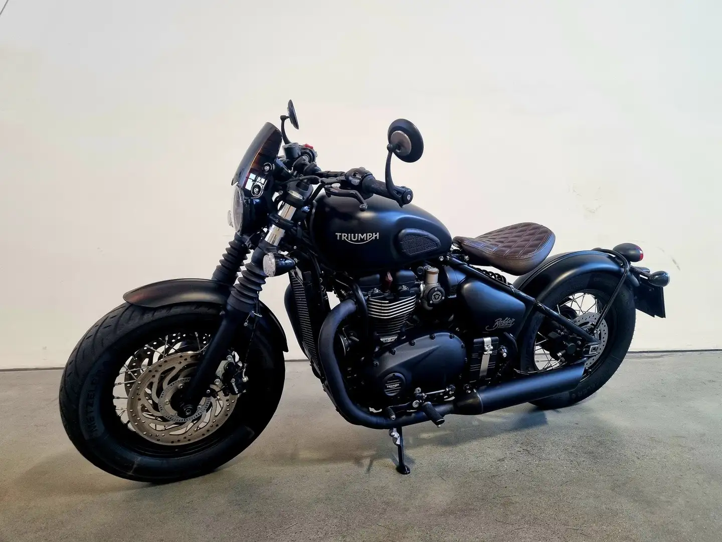 Triumph Bonneville Bobber Fekete - 2