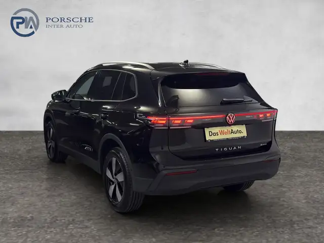 Volkswagen Tiguan view 4