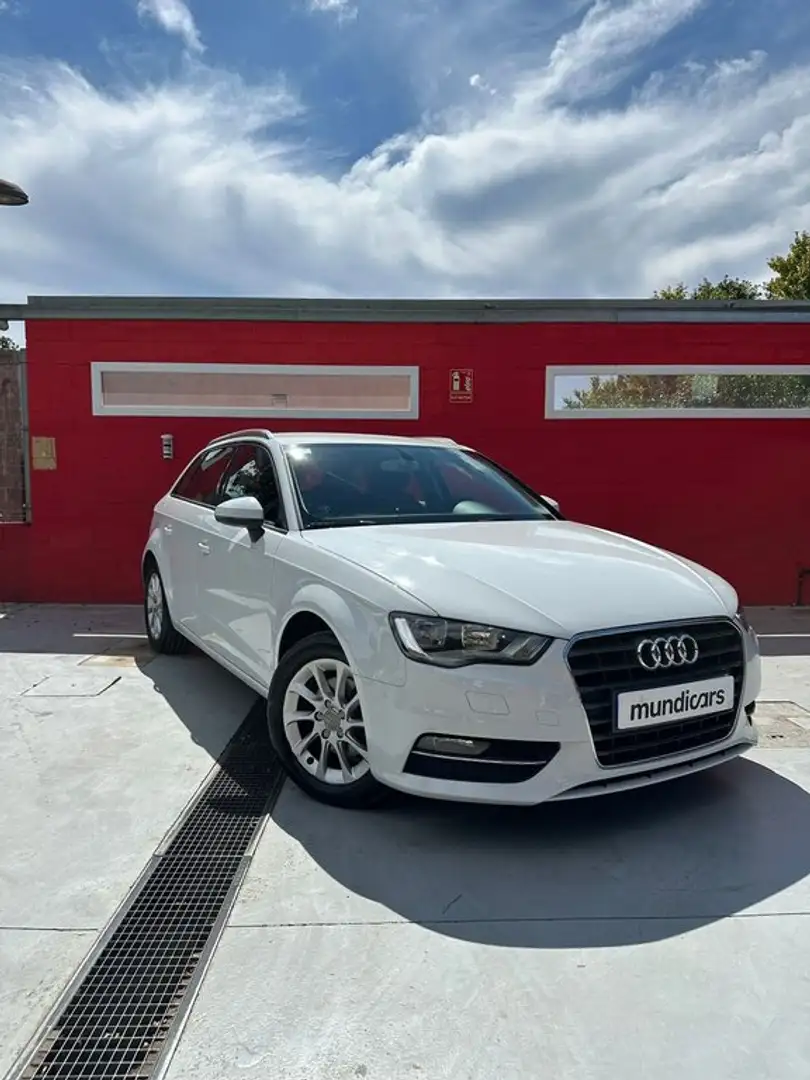 Audi A3 Sportback 1.6TDI Attraction 105 Weiß - 2