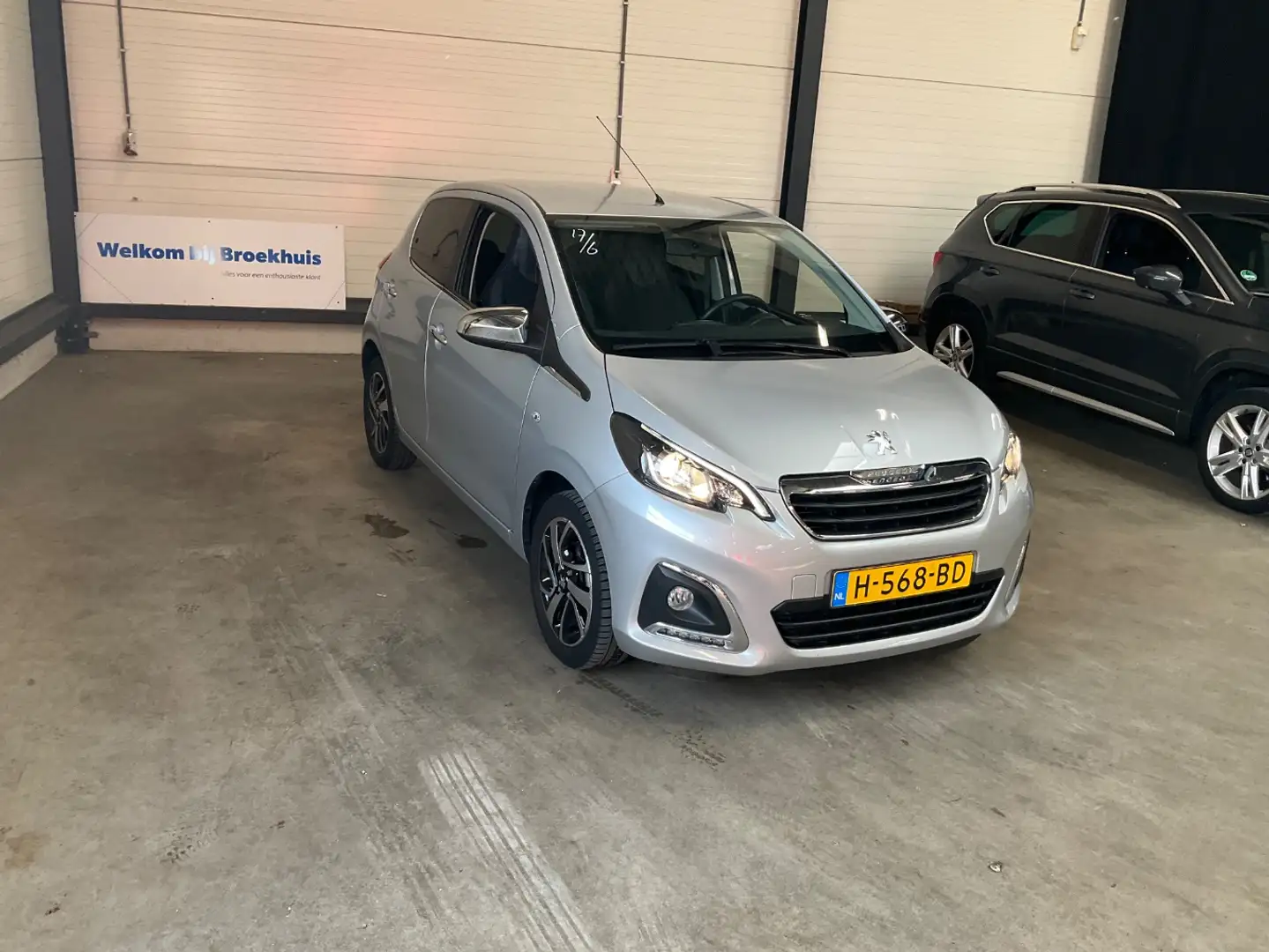 Peugeot 108 1.0 e-VTi Allure | Navi by app | Camera | Climate Grau - 2