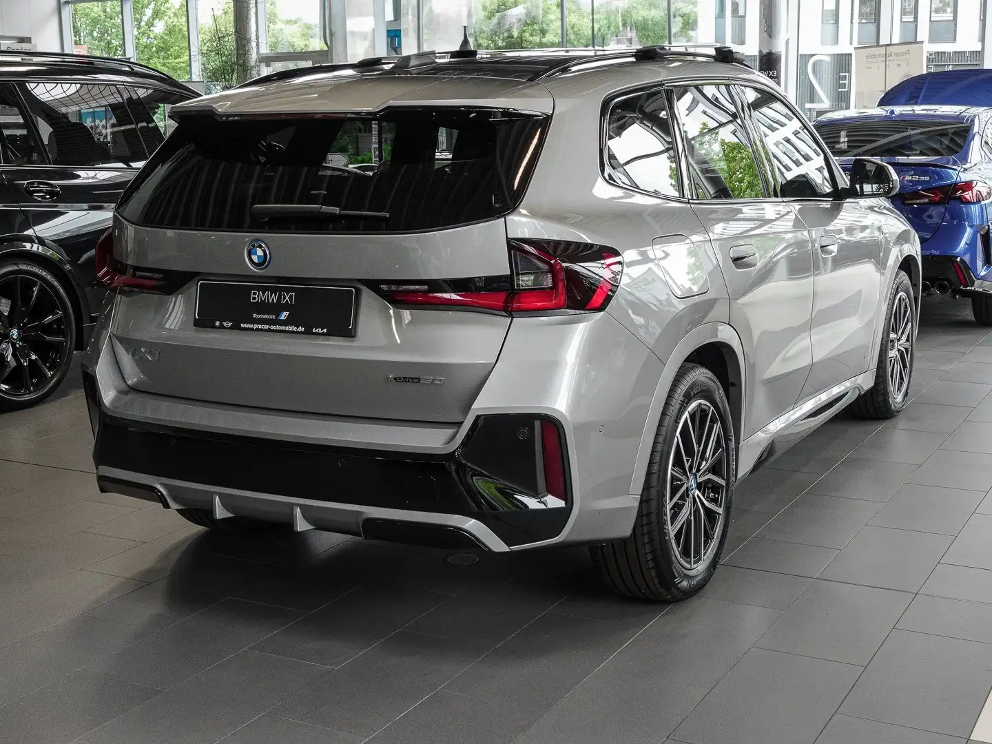 BMW iX1 xDrive30 MSport HuD H/K DA+ PA+ RFK PDC LED Grau - 2