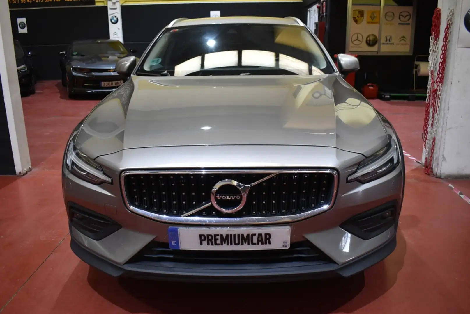 Volvo V60 Cross Country D4 AWD Aut. Gris - 2