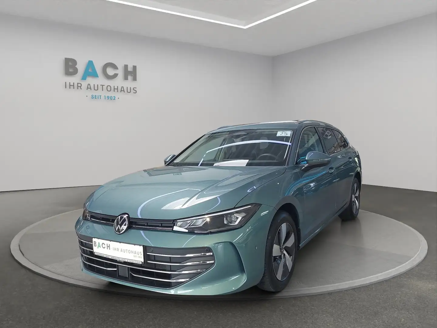 Volkswagen Passat Business 1,5 l eTSI DSG Grün - 1