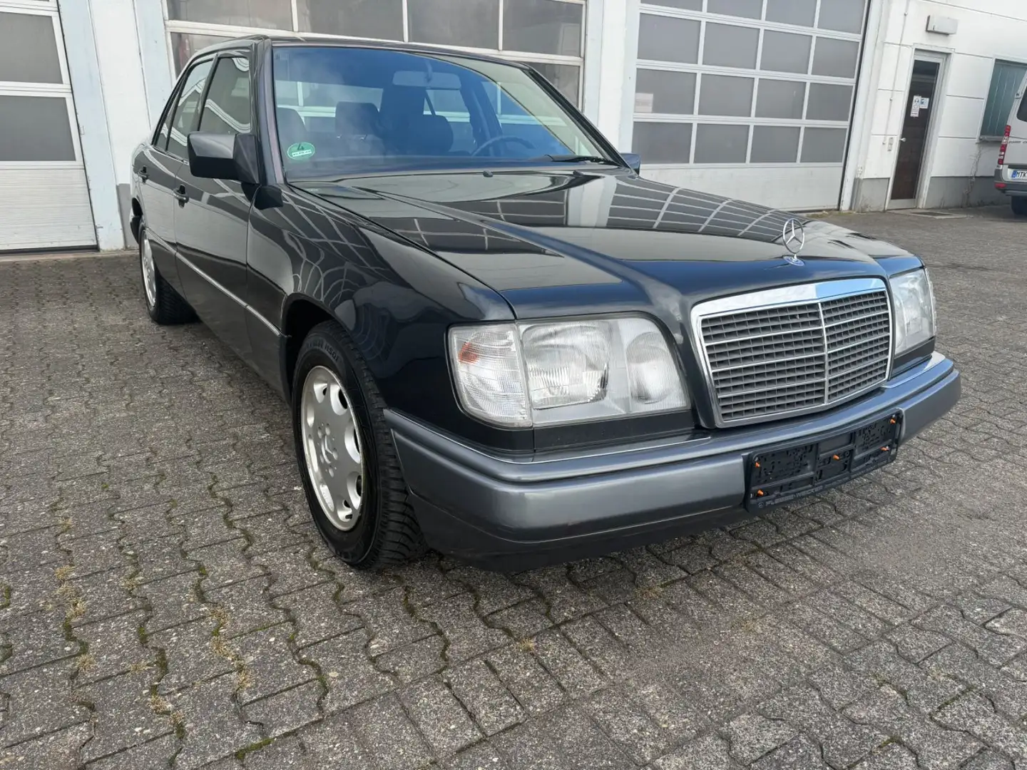 Mercedes-Benz E 220 Limousine Automatik Grau - 1