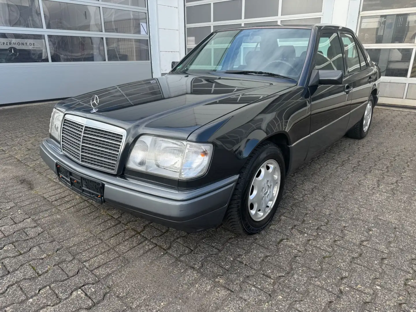 Mercedes-Benz E 220 Limousine Automatik Grau - 2