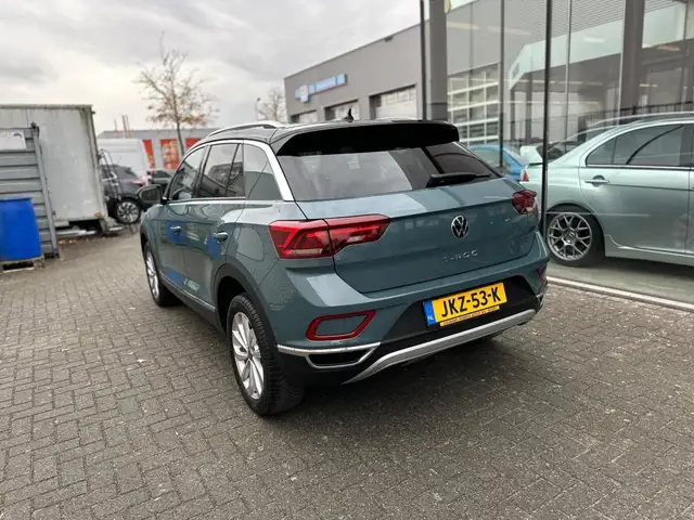 Volkswagen T-Roc view 9