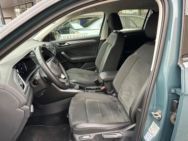 Volkswagen T-Roc view 3