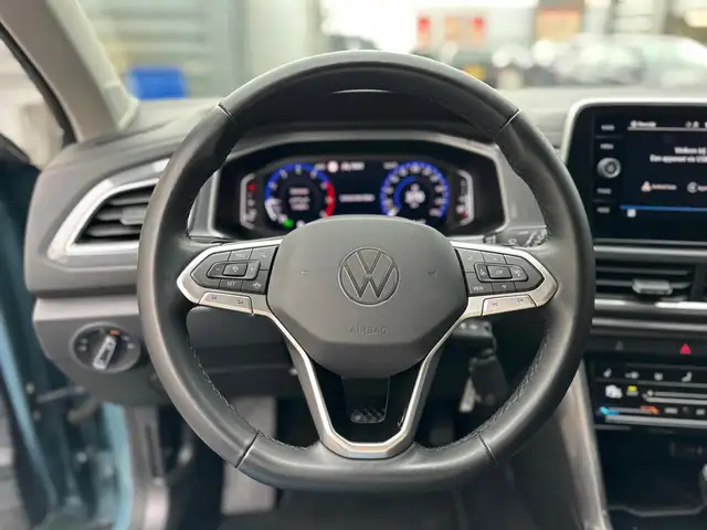 Volkswagen T-Roc view 11