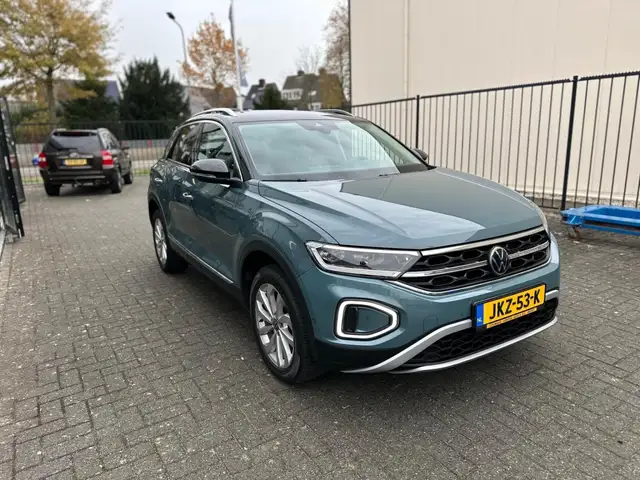 Volkswagen T-Roc view 6