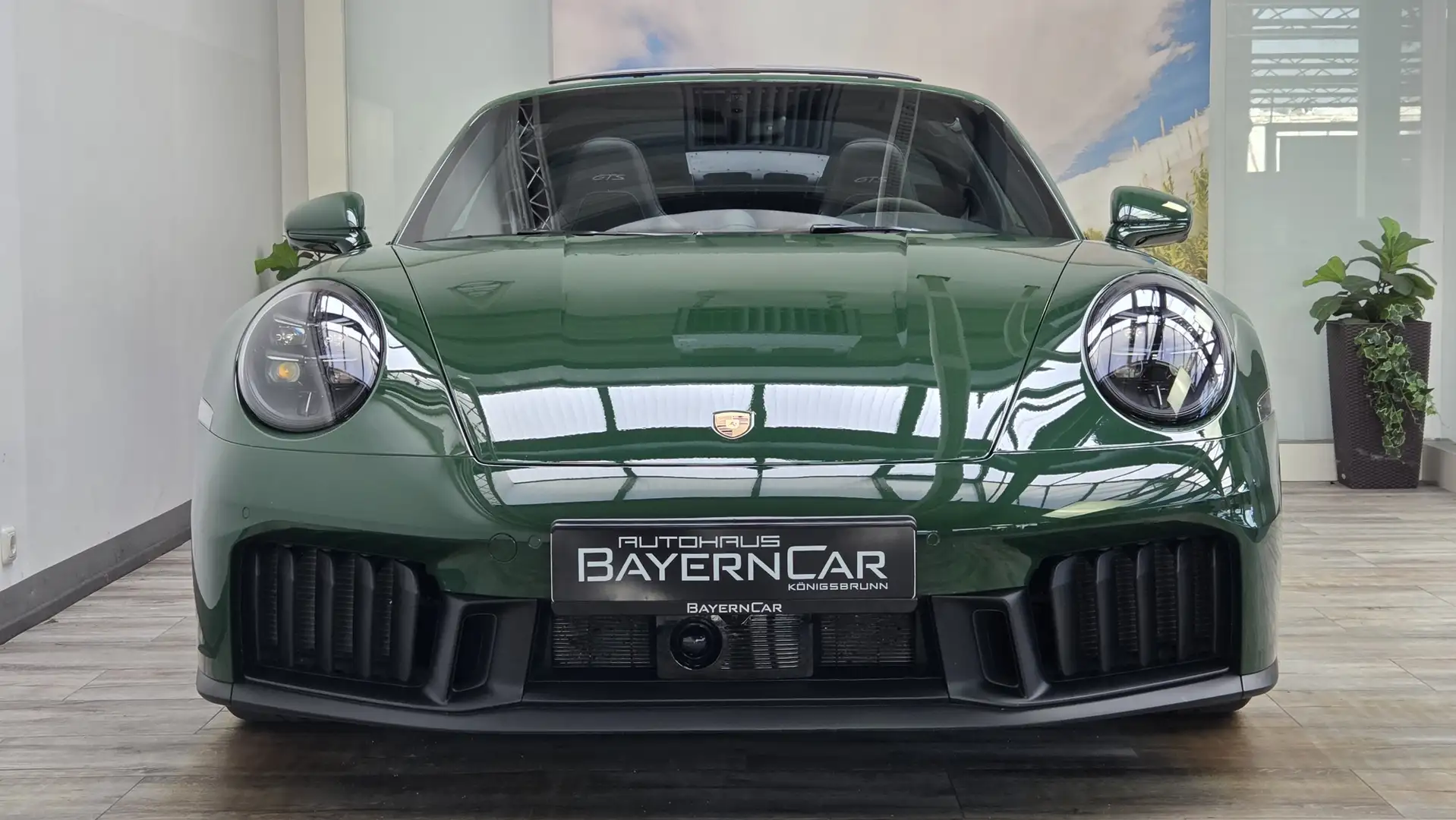 Porsche 992 Targa 4 GTS Irishgreen Matrix Lift SportDes Grün - 2