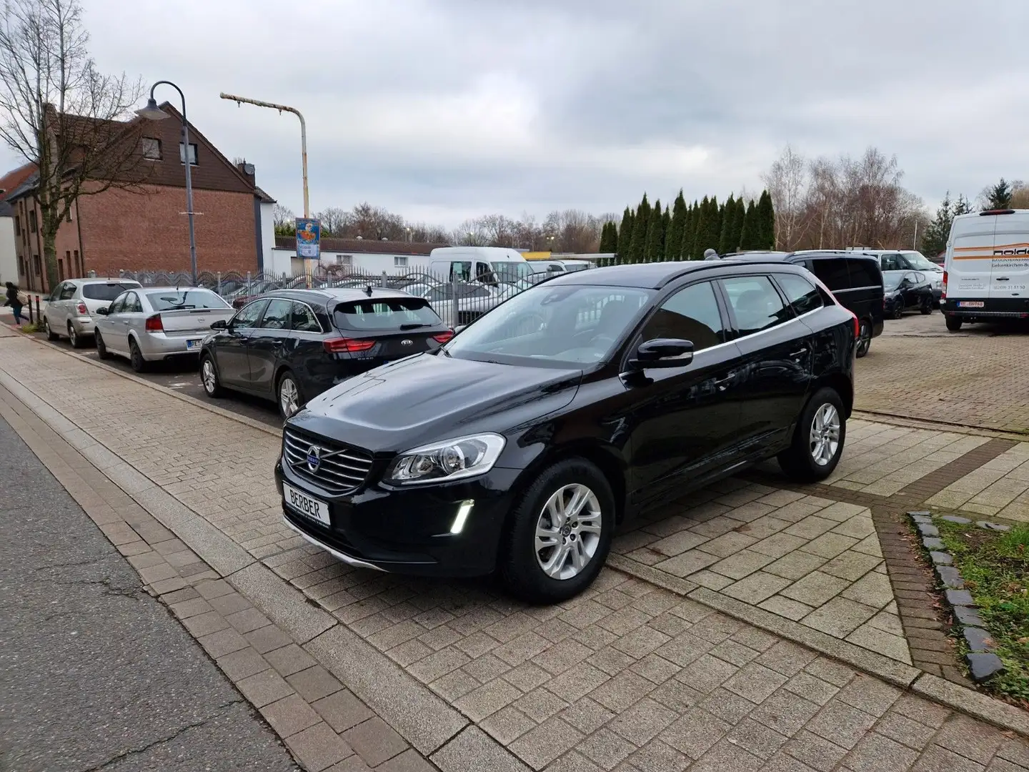 Volvo XC60 Momentum 2WD*NAVI*LEDER*PDC*WINTER-PAKET* Schwarz - 1