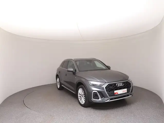 Audi Q5 view 3
