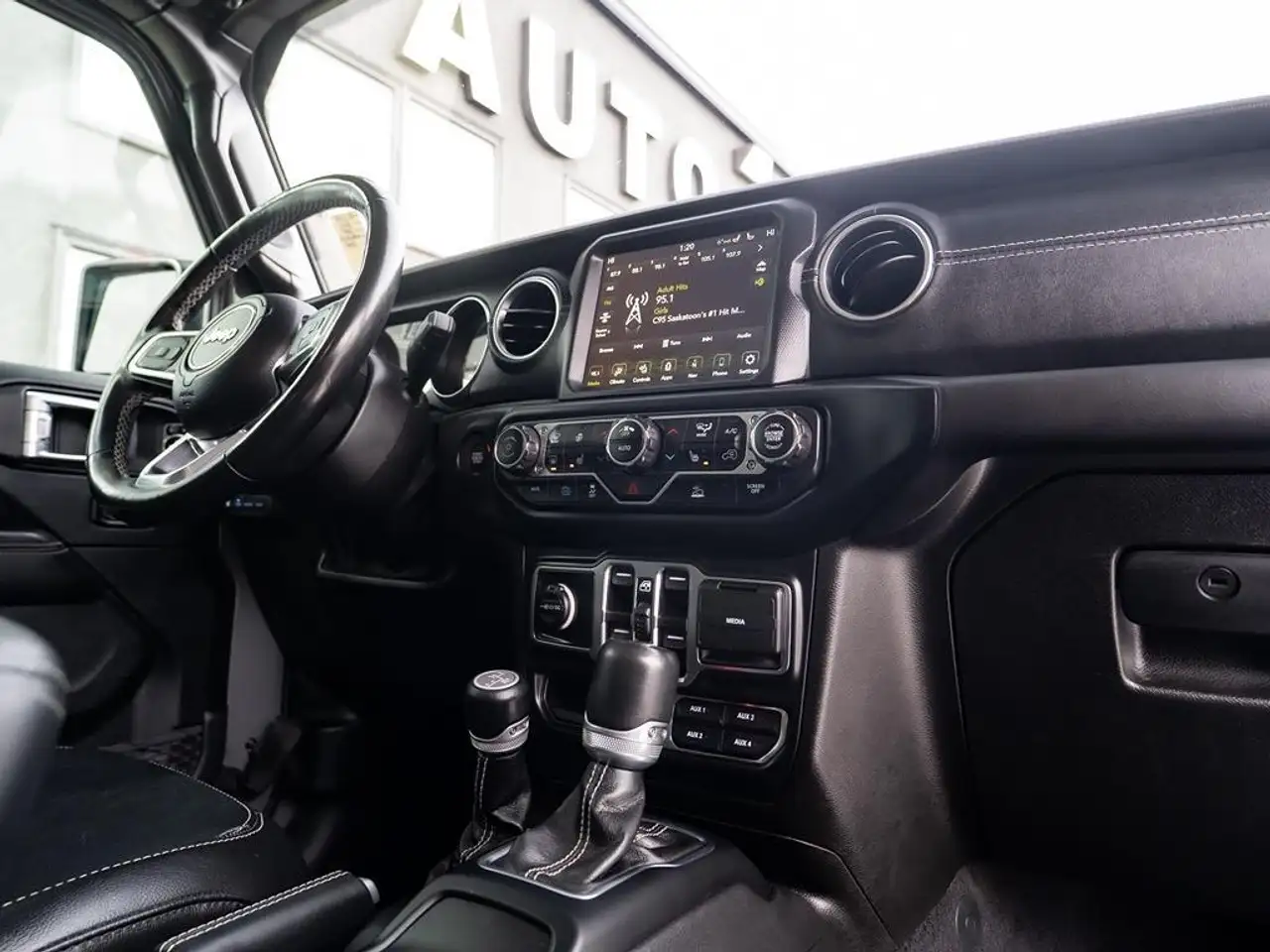 Jeep Wrangler снимка Jeep Wrangler