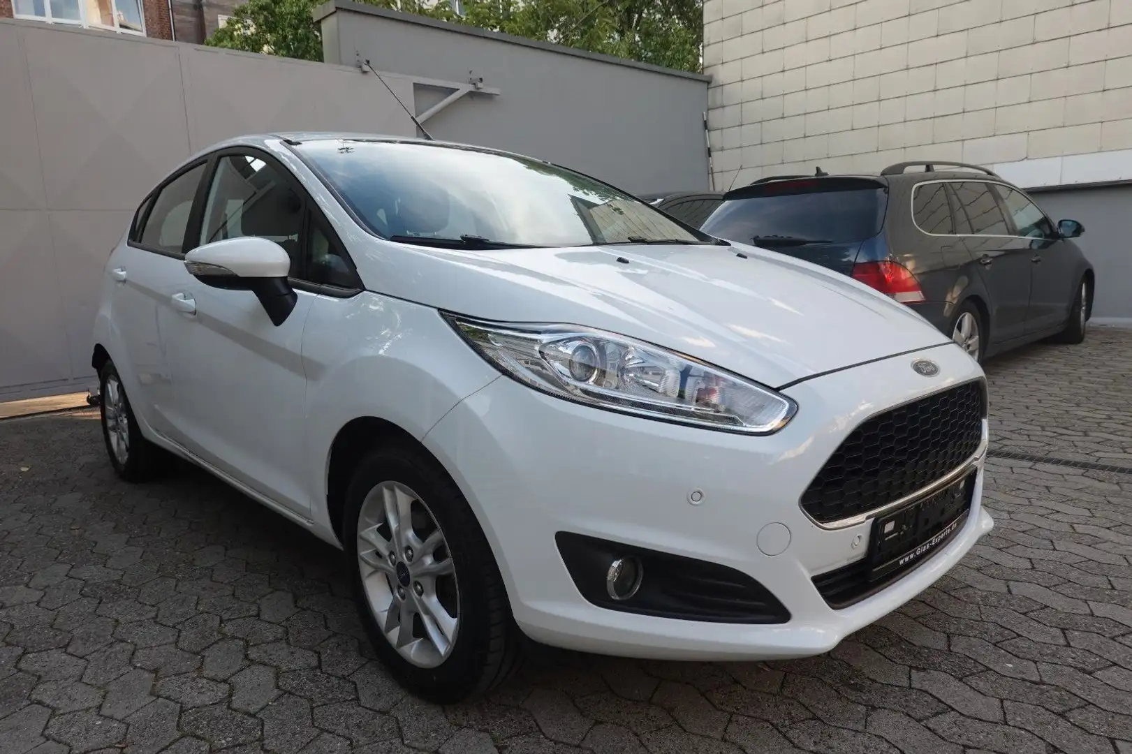 Ford Fiesta Celebration 1,2 1Hand Klima PDC V+H Sitzh Weiß - 2