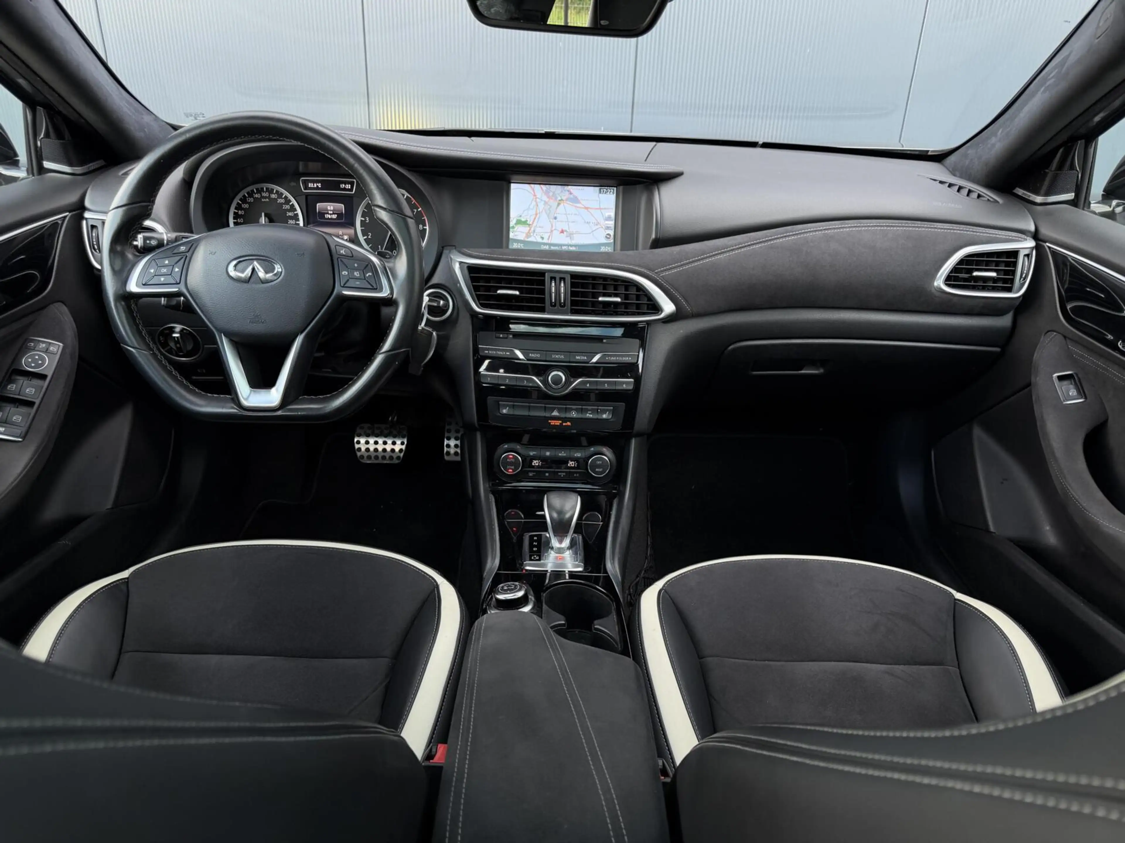 Infiniti Q30 S 1.6 Sport 2e Eig - Pano - Led - Bosé - Alcantara — photo 15