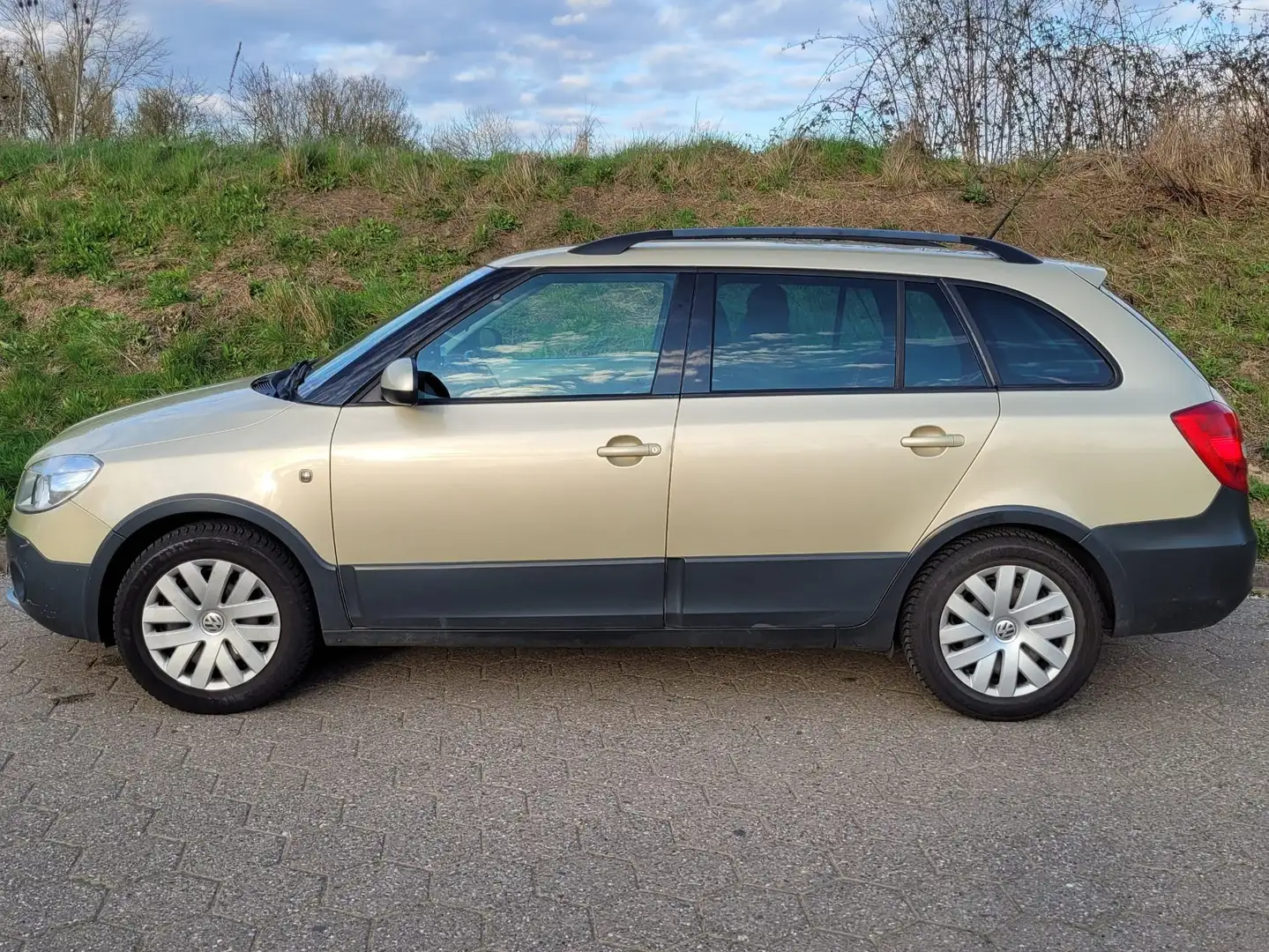 Skoda Fabia Fabia 1.2 TSI Combi Scout, Automatik Gold - 1