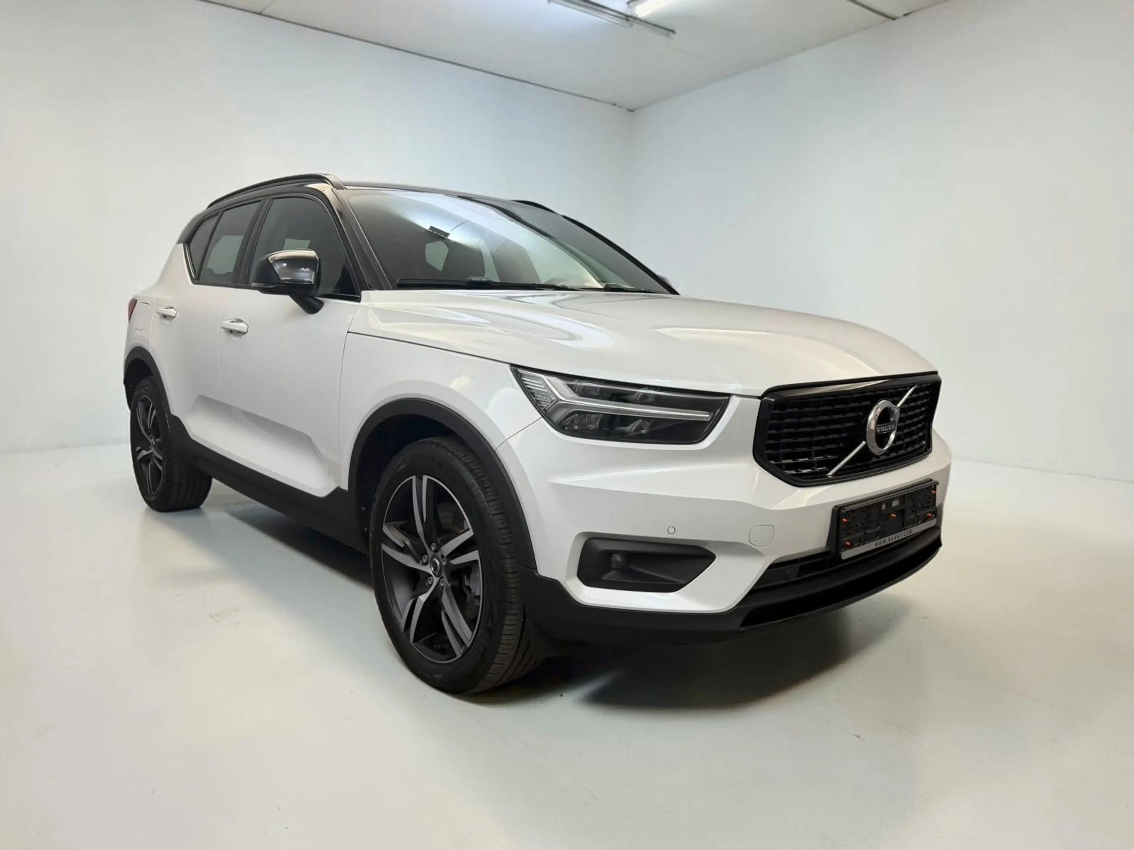 Volvo XC40 R Design Recharge Plug XENIUM*LED*CARPLAY — photo 3