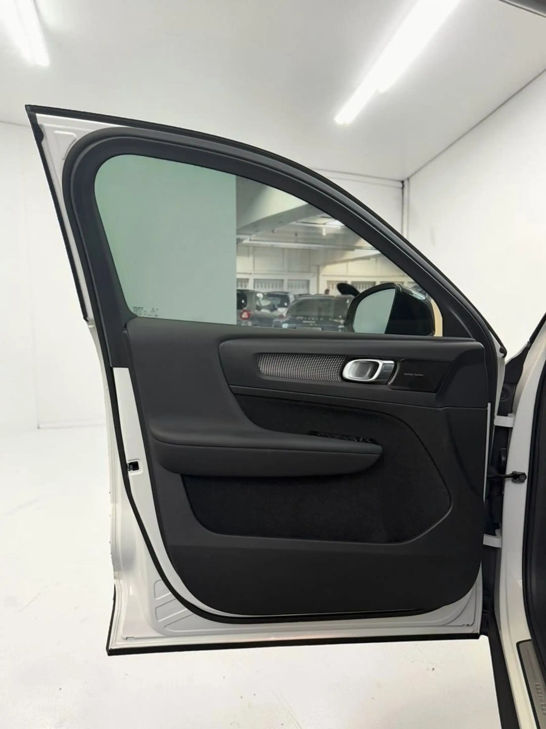 Volvo XC40 R Design Recharge Plug XENIUM*LED*CARPLAY — photo 8